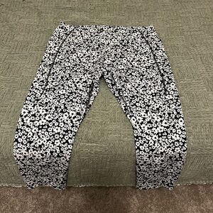 PINK, Victoria Secret Cropped Black & White Floral Leggings. Like New, size XXL